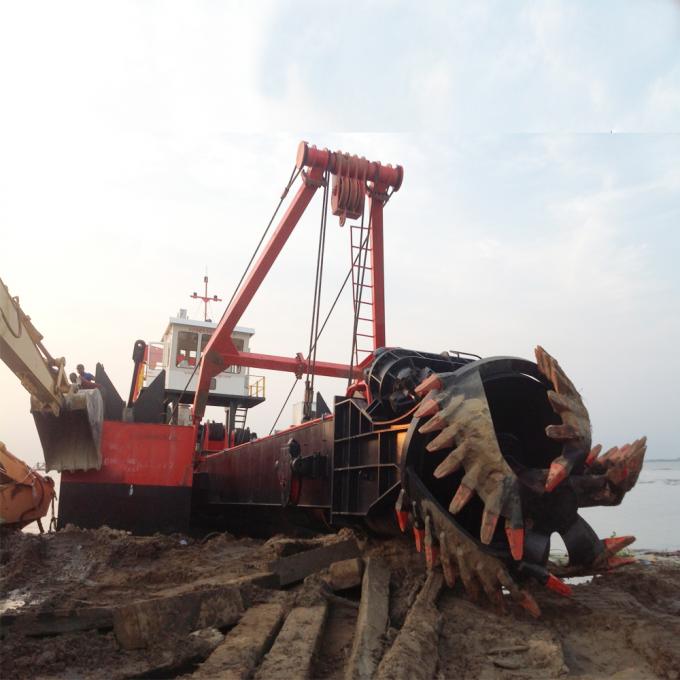 6000m³ dredger in operation at sea